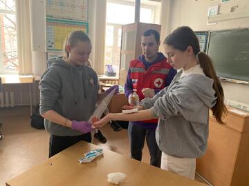 Для обучающихся 8-10 классов проведена лекция по оказанию первой помощи.