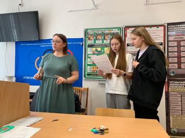 За спиной великого человека стоят его великие наставники.