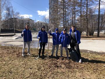 Субботник возле памятника воинам-спортсменам Урала, героически сражавшимся за Родину и погибшим за мирное небо над головой.