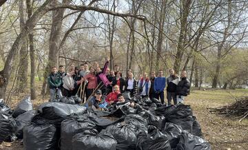 Обучающиеся Училища олимпийского резерва № 1 приняли участие в субботнике около памятника воинам-спортсменам